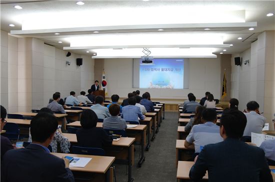 삼성전자 담당자가 2017년 5월 24일 전자부품연구원 광주지원에서 1차 협력사들을 대상으로 '삼성전자 1·2차 협력사간 물대 현금지급 설명회'를 열고 물대 현금 지급 프로세스에 대해 설명하고 있다.