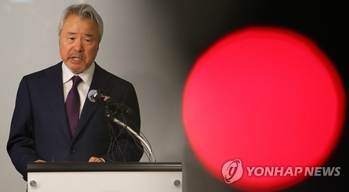 '갑질논란'으로 검찰의 수사 선상에 오른 정우현 MP그룹 회장이 26일 오후 2시 서울 서초구 방배동 사옥에서 가진 기자회견에서 대국민 사과문을 발표하고 있다. 사진=연합뉴스
