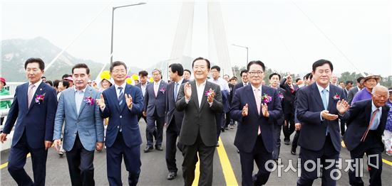 전남 신안군 하의면과 신의면을 잇는 연도교(삼도대교) 개통식이 26일 오전 신안군 하의면 봉도리에서 열린 가운데 김갑섭 전라남도지사 권한대행(왼쪽 세 번째), 국민의당 박지원ㆍ박준영 국회의원, 자유한국당 최경환 국회의원 등 참석자들이 삼도대교를 걷고 있다. 삼도대교는 2010년 5월 착공, 719억원을 들여 해상 교량 0.55㎞를 포함해 모두 1.39㎞ 길이로 건립됐다. 하의·신의·하태도 등 주변을 대표하는 섬을 삼도(三島)라 부른 데서 다리 이름이 붙여졌다.사진제공=전남도