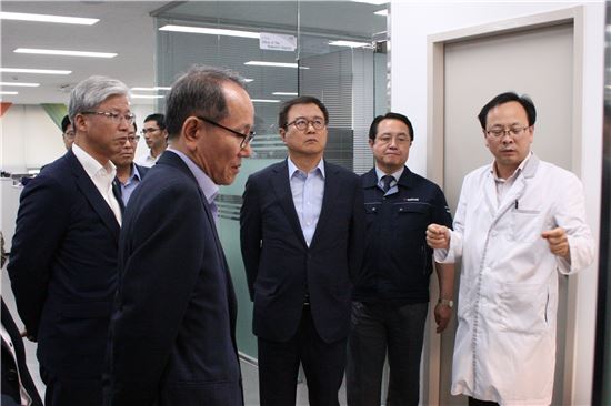 김병기 경기신보 이사장(오른쪽 세번째)이 기업을 방문해 관계자로부터 설명을 듣고 있다.  