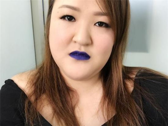 이국주, 걸크러시 부르는 보라색 립스틱…"해수욕장서 추워 떠는 것 같아"