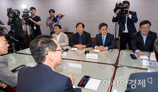 [어게인 3% 성장]일자리↓ 빚↑…소비위축 해법없다