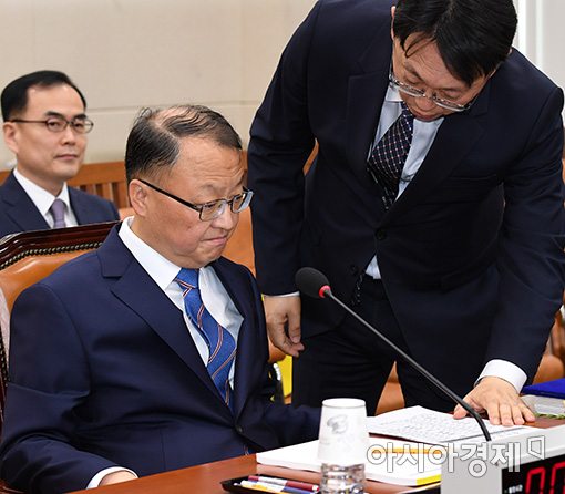 [포토]보고 받는 한승희 국세청장 후보자