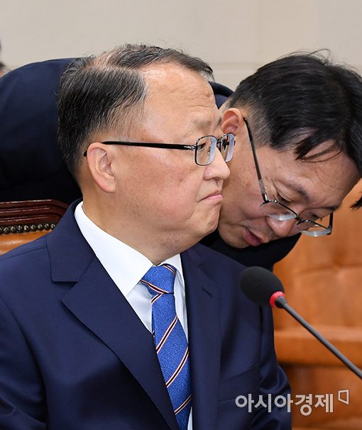 [포토]귓속말 보고받는 한승희 후보자