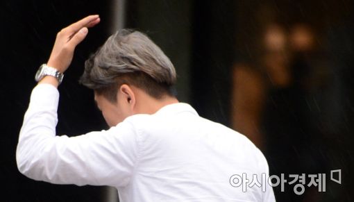 [포토]'소나기 사이로 뛰어라'