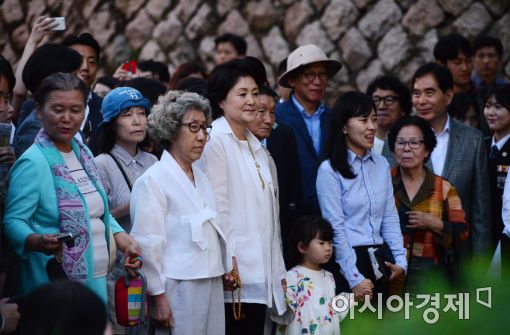 [포토]김정숙 여사, 시민들과 청와대 앞길 산책