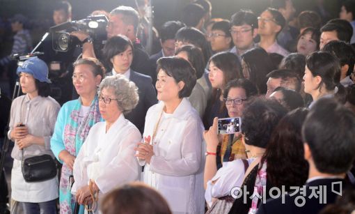 [포토]청와대 앞길 개방행사에 참석한 김정숙 여사
