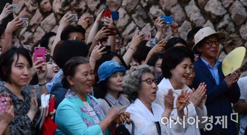[포토]김정숙 여사와 함께하는 청와대 산책