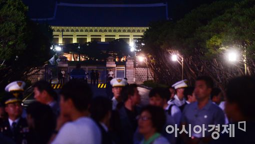 [포토]한밤중 청와대 앞길 걷는 시민들