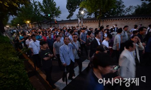[포토]한밤중 청와대 앞길 산책하는 시민들