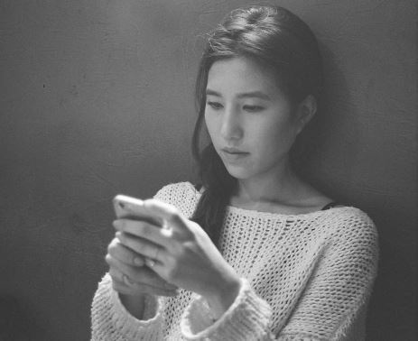 [사진제공=스티븐연 인스타그램]배우 스티븐 연의 아내가 휴대폰을 바라보고 있다.