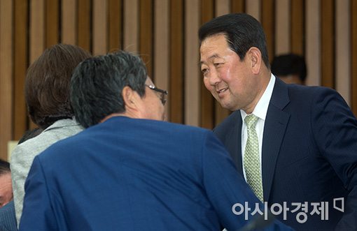 [포토]의원총회 참석하는 박주선 비대위원장