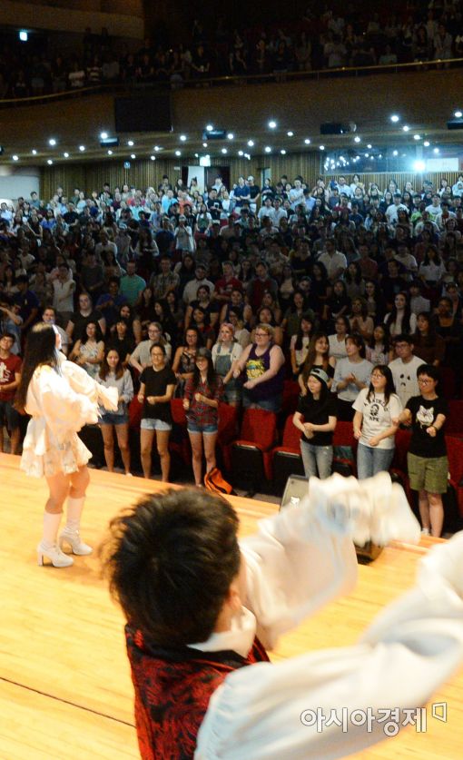 [포토]고려대 응원 배우는 세계 각국 학생들