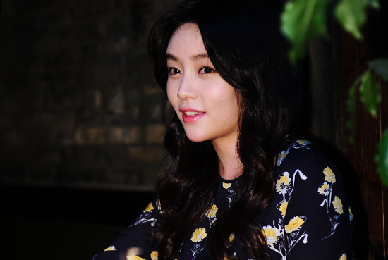 [사진=외부제공, 인터뷰 중 포즈 취하는 손하정]