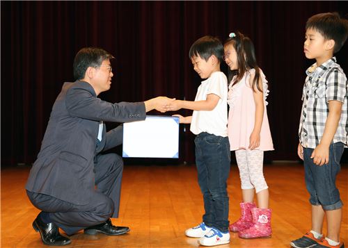 변창흠 SH공사 사장이 26일 SH공사 본사에서 개최된 제19회 어린이 그림그리기 대회 시상식에서 수상자에게 상장을 건네고 있다. 