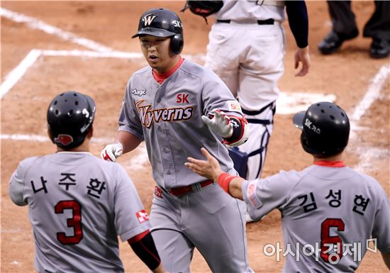 [포토]최정, '스리런 홈런으로 앞서간다!'