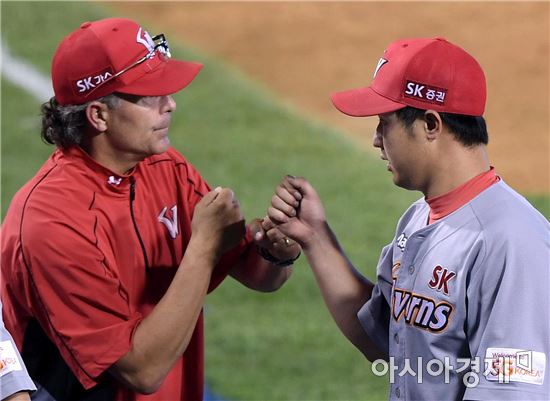 [포토]힐만 감독 '최정, 결승 홈런 좋았어'