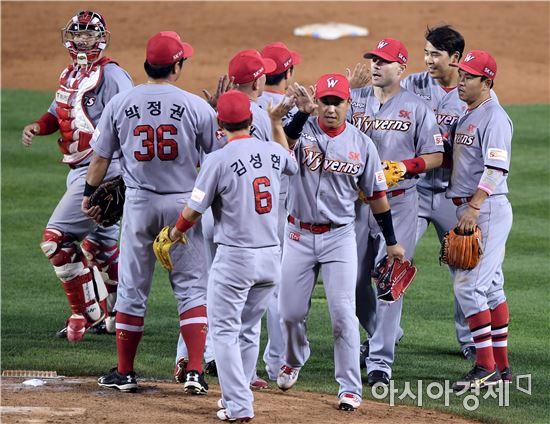 [포토]5연승 기쁨 나누는 SK 와이번스