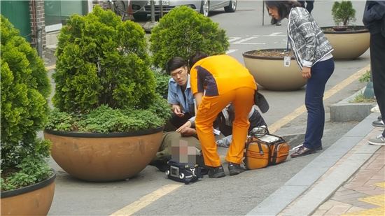 성남지역 소방공무원과 경찰관이 길에 쓰러져 있는 노숙인을 구호하고 있다.