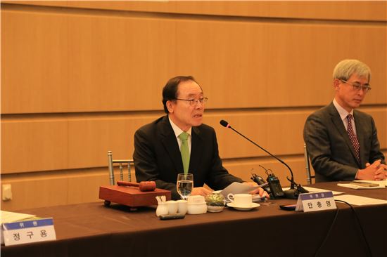 안충영 동반성장위원회 위원장이 28일 서울팔래스호텔에서 열린 '제46차 동반성장위원회'에 참석해 2017년 적합업종 지정과 연장, 2016년도 동반성장지수 평가 등에 대해 이야기하고 있다.
