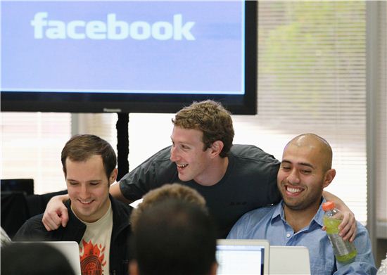페이스북 설립자 마크 저커버그(가운데)
사진=게티이미지뱅크