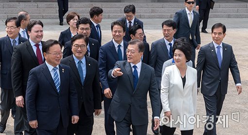 [포토]비행기로 이동하는 문재인 대통령