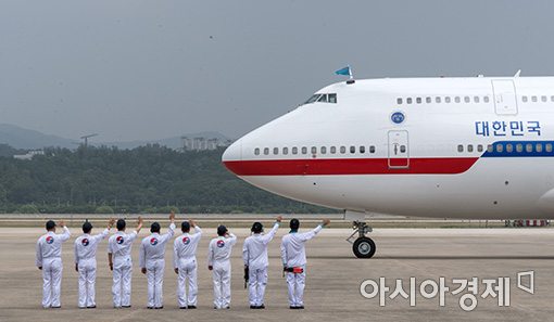 [포토]"문재인 대통령님 잘 다녀오세요"