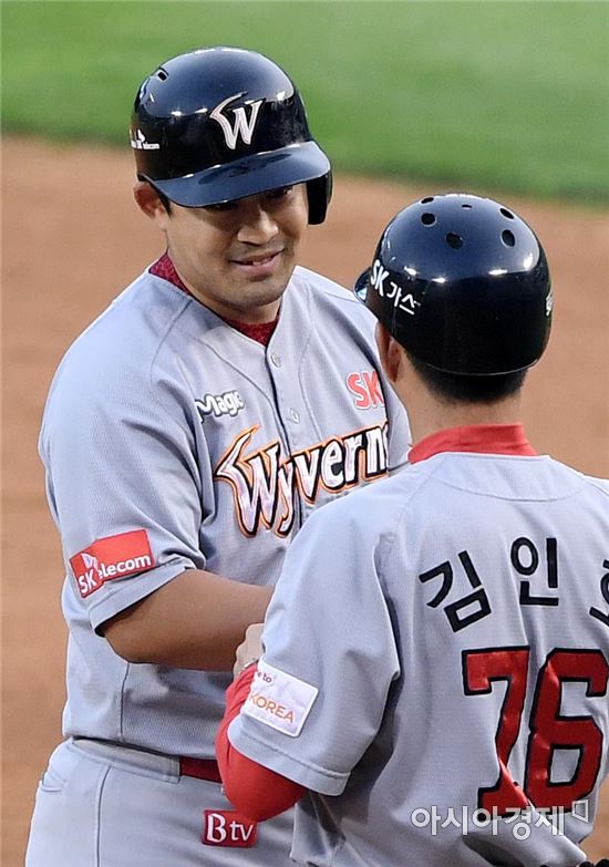 [포토]정의윤, '선취 타점 미소'