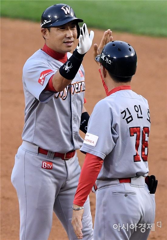 [포토]김강민, '안타로 무사 만루 찬스 이어간다'