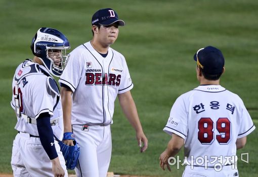 [포토]함덕주, '7.1이닝 2실점 호투하고 내려갑니다'