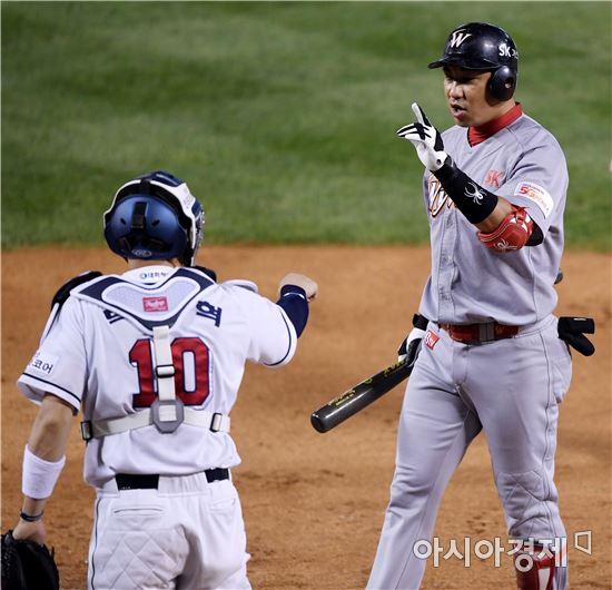 [포토]볼 이라는 김강민과 사구를 주장하는 박세혁