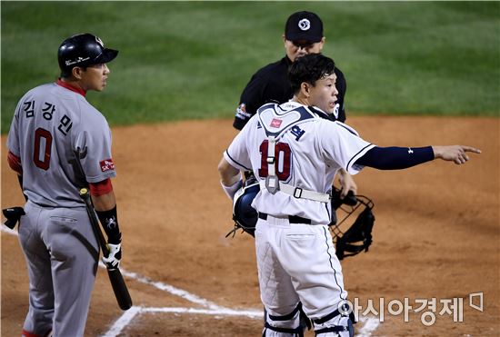 [포토]박세혁, '타자 몸에 맞은 것 같아요!'
