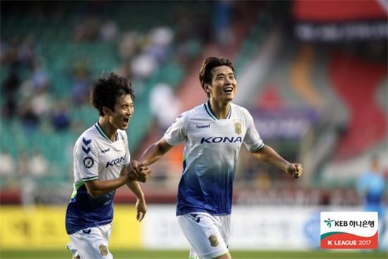 '이동국 2골' 전북, 포항 3-1로 꺾고 선두 질주