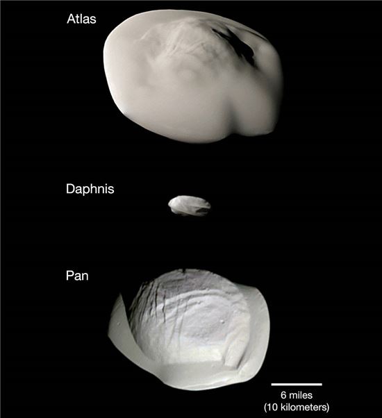 ▲토성의 작은 달. 아틀라스, 다프니스, 판을 비교한 사진에 눈길이 쏠린다.[사진제공=NASA]