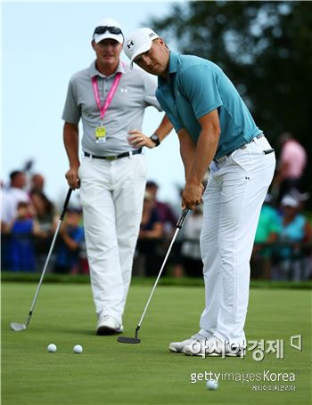 교습가 캐머런 매코믹(왼쪽)이 2015년 PGA챔피언십을 앞두고 조던 스피스의 퍼팅을 분석하고 있다. 사진=Getty images/멀티비츠 