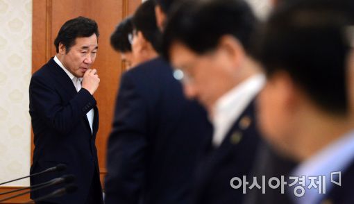 [포토]회의 참석하는 이낙연 총리