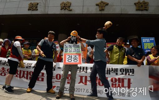 [포토]경총 앞에서 외치는 '최저임금 1만원'