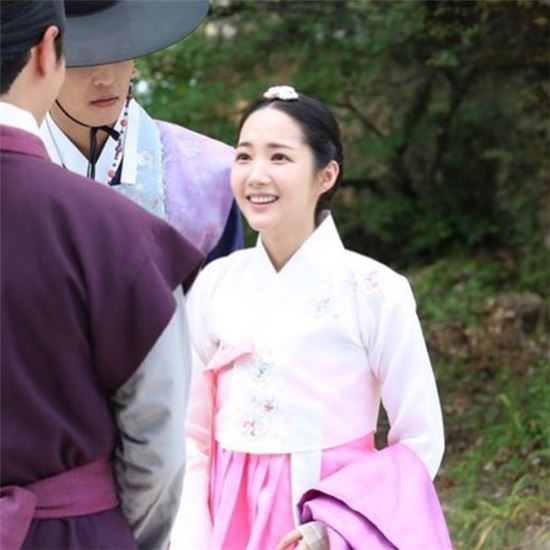 '7일의 왕비' 박민영, 본방사수 독려샷…기품 넘치는 미모