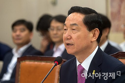 [포토]김상곤 후보자, 의원 질의에 답변