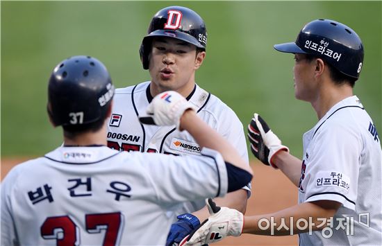 [포토]스리런포 김재환, '4연패 끊어야지!'