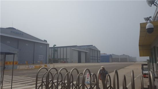 지난 1일 잠정 폐쇄 된 현대중공업 군산조선소 북문 모습. 