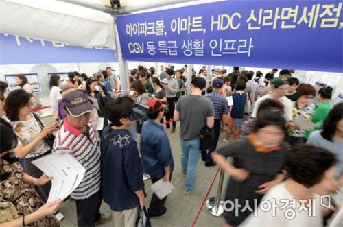 30일 오전 문을 연 서울 용산구 '용산 센트럴파크 해링턴 스퀘어' 견본주택에 들어가기 위해 방문객들이 줄 지어 서 있다.