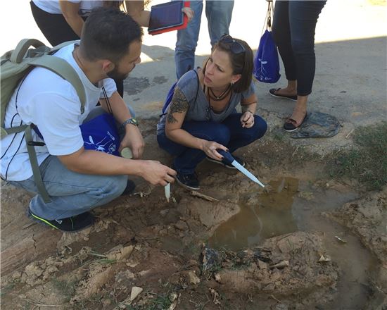 ▲브라질 교사가 웅덩이에서 모기 유충을 찾고 있다.[사진제공=NASA]