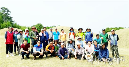 영암군 시종면 농업경영인회 고분 풀베기 실시
