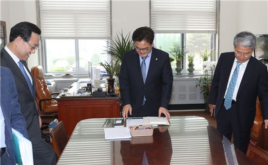 '추경열차' 지연 與野 진실공방…3당 원내대표 긴급회동