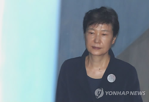 박근혜 전 대통령이 30일 오전 서울 서초구 서울중앙지방법원에서 열린 국정농단 사건 속행 공판에 출석하고 있다/사진=연합뉴스