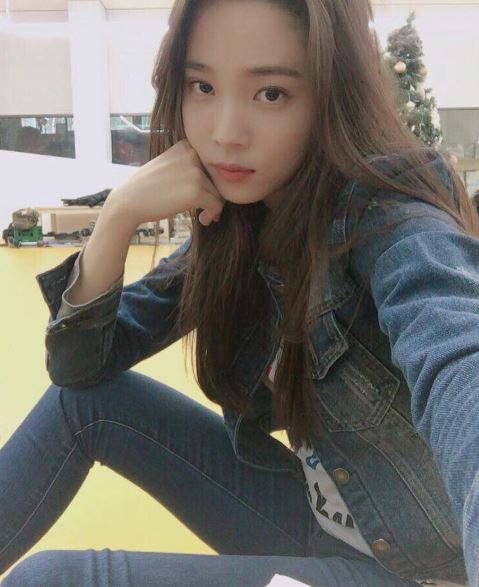 윤소희, 공포의 청청패션? 비장한 표정으로 찰칵