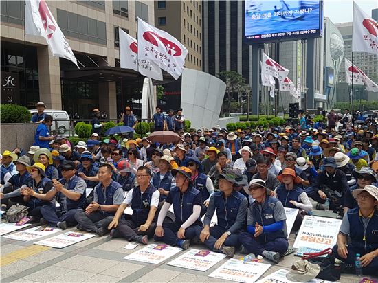 30일 오후 서울 중구 파이낸스센터 앞에서 열린 전국공무원노조 집회에서 참가자들이 함성을 지르고 있다. 사진=김민영