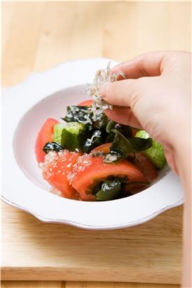 「오늘의 레시피」미역 토마토 샐러드