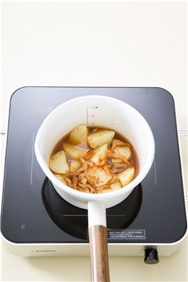 4. 국물이 졸아들고 감자가 익으면 마른 새우를 넣어 2분 정도 끓여 그릇에 담고 통깨를 뿌린다. 